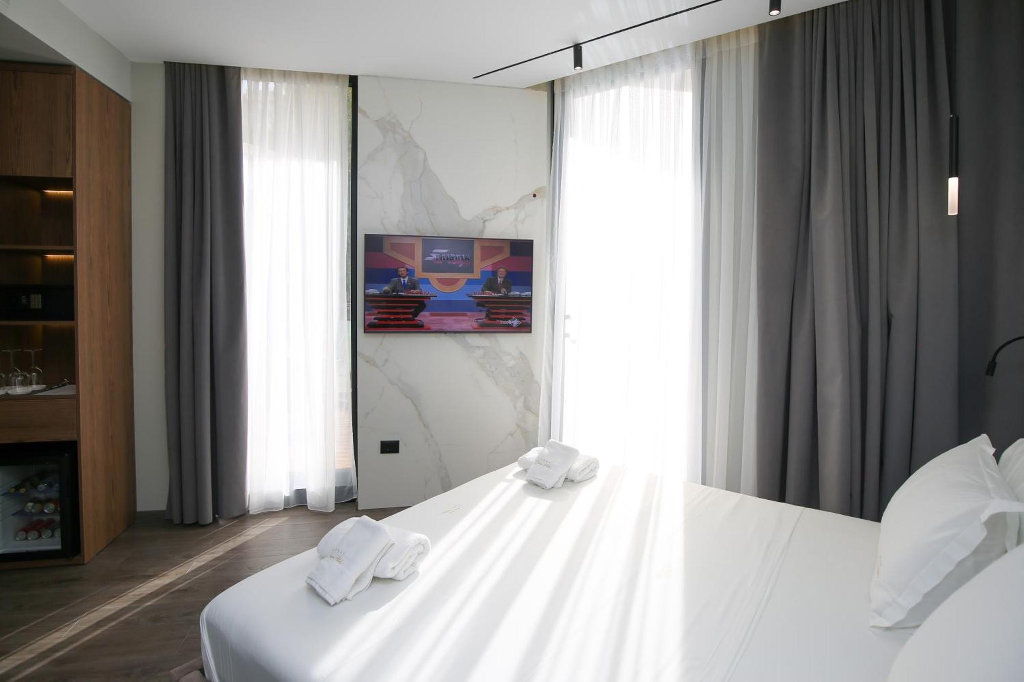 Charm Hotel Vlorë Eksteriør billede